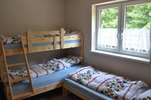 Postel nebo postele na pokoji v ubytování Domki w Radawie