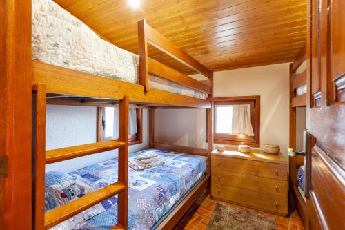 ヴィエイラ・ド・ミーニョにあるCasa das Bonecasのキャビン内のベッドルーム1室(二段ベッド2組付)