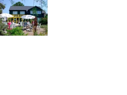 two pictures of a house with people sitting at tables at Pension "Am Achterwasser" in Ueckeritz