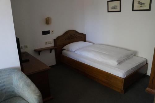 a small bedroom with a bed and a table at Villa am Park in Bad Tölz