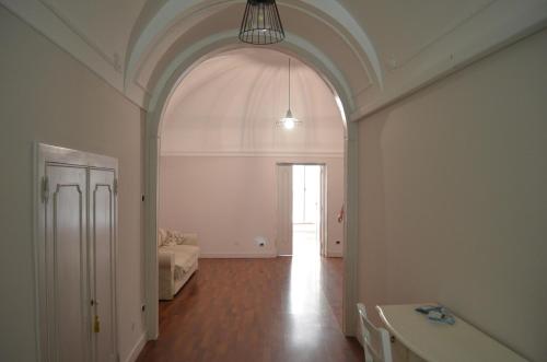 a room with a hallway with a bed and an archway at Eden De Martino in Monopoli