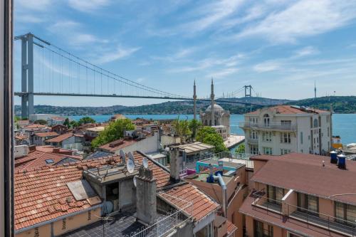ein Blick auf eine Stadt mit einer Brücke im Hintergrund in der Unterkunft Feri Suites in Istanbul