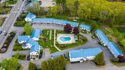 Bazén v ubytování Ne'r Beach Motel nebo v jeho okolí