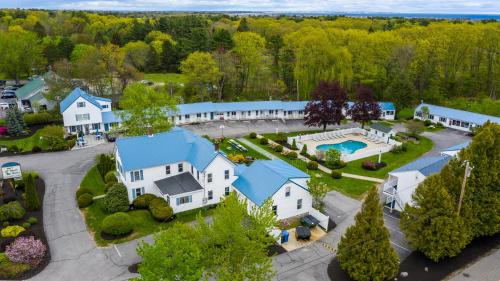Bazén v ubytování Ne'r Beach Motel nebo v jeho okolí