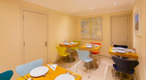 A restaurant or other place to eat at The Sumner Hotel 