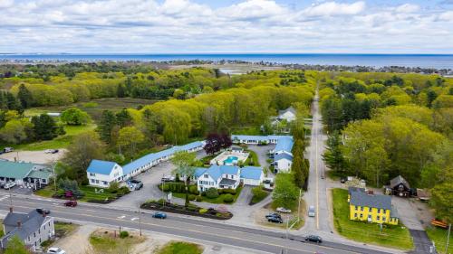 Bazén v ubytování Ne'r Beach Motel nebo v jeho okolí