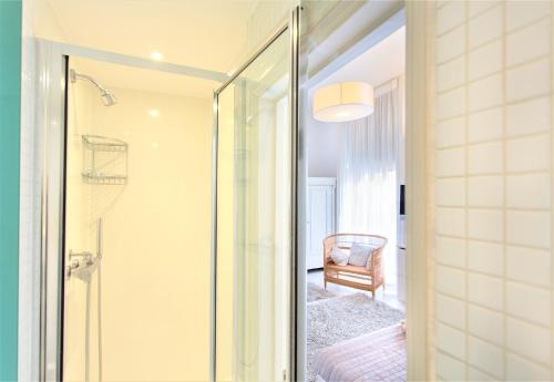 A bathroom at The Sumner Hotel 