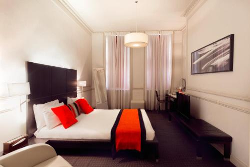 Ein Bett oder Betten in einem Zimmer der Unterkunft The Sumner Hotel