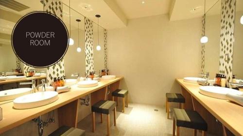 a bathroom with four sinks and a large mirror at Cabin House Yado Fujinomiya in Fujinomiya