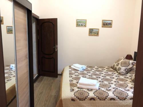 Postel nebo postele na pokoji v ubytování Saroy Guest house