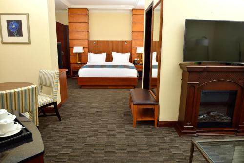 Tempat tidur dalam kamar di The HUB Hotel