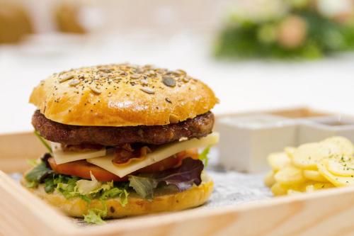 ホテルの敷地内または近くでの食事または食べ物