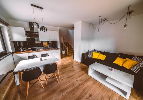 Kuchyňa alebo kuchynka v ubytovaní ARKA HOUSE DOMEK WIDOKOWY