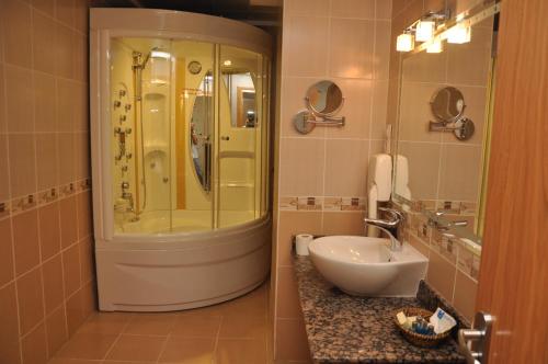 bagno con doccia e lavandino di Gaziantep Plaza Hotel a Gaziantep