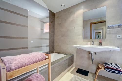 La salle de bains est pourvue d'un lavabo et d'une baignoire. dans l'établissement Dream Garden Flat- Sotoserena, à Estepona