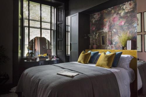 Ліжко або ліжка в номері Luxury Boutique Apt in fashionable Stockbridge 5*