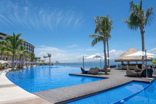 Poolen vid eller i närheten av Dusit Thani Mactan Cebu Resort