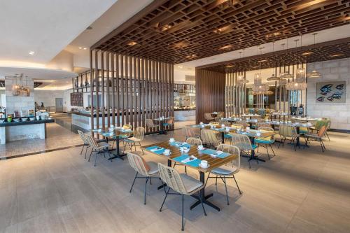 Un restaurante o sitio para comer en Dusit Thani Mactan Cebu Resort