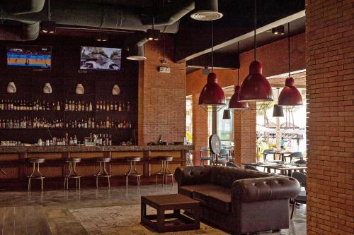 El salón o zona de bar de Dusit Thani Mactan Cebu Resort