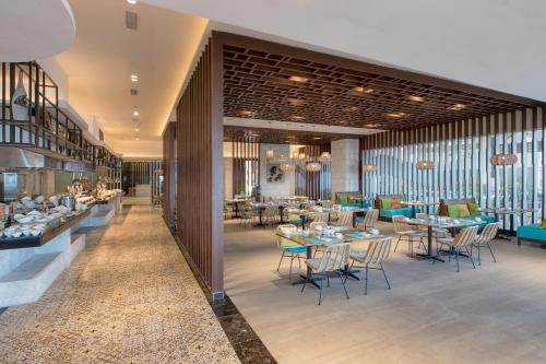 Un restaurante o sitio para comer en Dusit Thani Mactan Cebu Resort