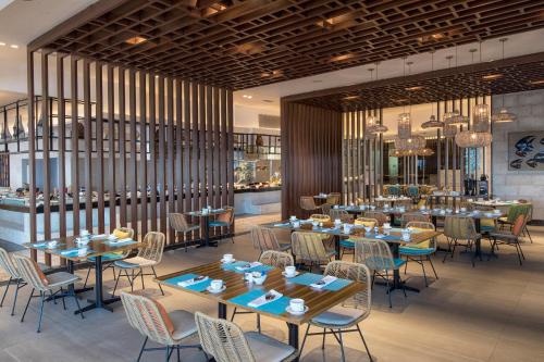 Un restaurante o sitio para comer en Dusit Thani Mactan Cebu Resort