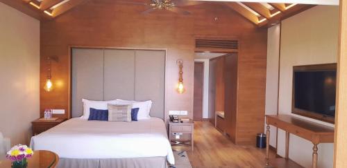 Ένα ή περισσότερα κρεβάτια σε δωμάτιο στο Taj Fisherman’s Cove Resort & Spa, Chennai