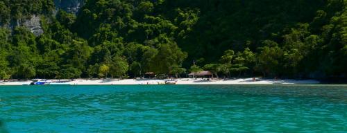 una playa con agua turquesa y una playa blanca en Sky Villas Philippa with Free Car, en Laem Set Beach