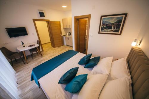 Ένα ή περισσότερα κρεβάτια σε δωμάτιο στο Apartments Vojislav
