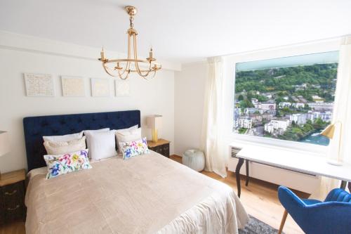 A bed or beds in a room at Montreux & Leman View Apartment