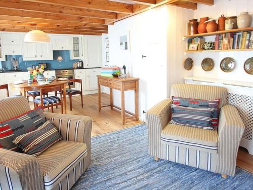 Pegs في بورثليفين: غرفة معيشة مع كرسيين ومطبخ