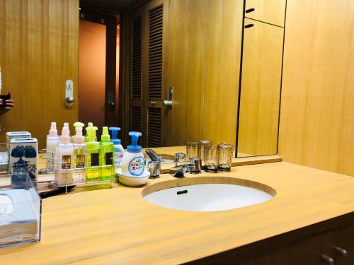 箱根的住宿－Hakone Yumoto Condominium Sakura with Hot Spring B-9 #Hs1，浴室的柜台设有水槽和镜子