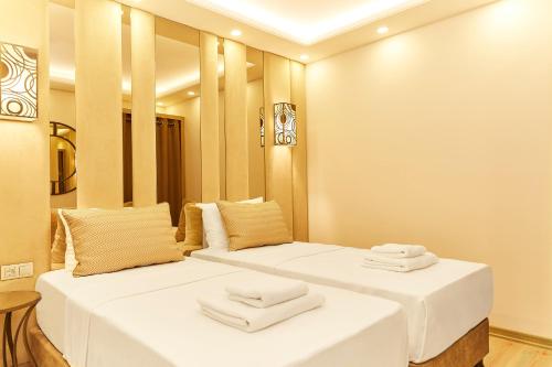 duas camas num quarto com toalhas em All Seasons Suites em Istambul