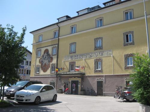a building with a car parked in front of it at Hotel Hafnerwirt in Hallein
