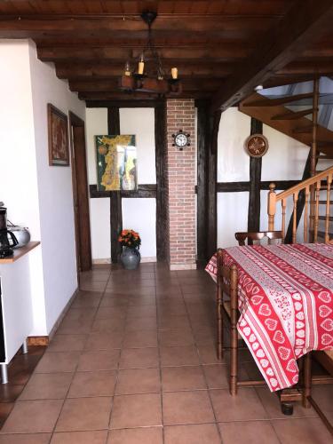 Cette chambre comprend une table et un lit. dans l'établissement Gite chez Annette et Pierre Weber, à Niedernai