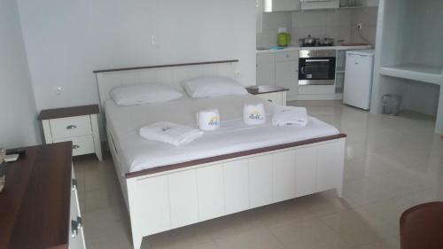 Acti Plaka Hotelにあるキッチンまたは簡易キッチン