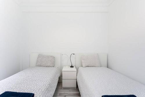 dwa łóżka siedzące obok siebie w pokoju w obiekcie Santa Cruz Bolívar Experience w mieście Santa Cruz de Tenerife
