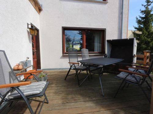 patio con tavolo e sedie su una terrazza di Ferienhaus Rubert Zempin Fewo cc a Zempin