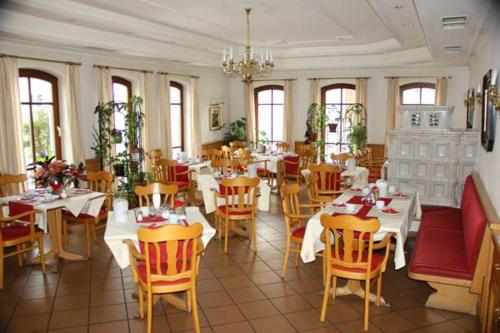 
Ein Restaurant oder anderes Speiselokal in der Unterkunft Hotel Zur Linde 
