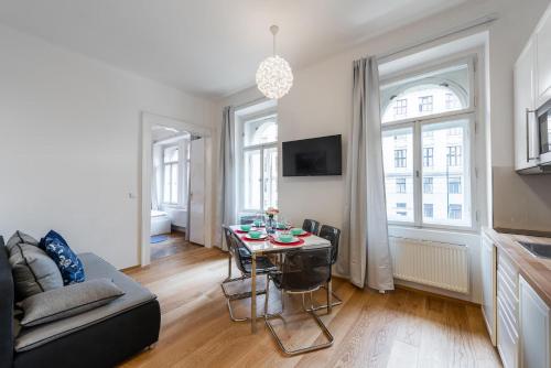 ein Wohnzimmer mit einem Tisch und einem Sofa in der Unterkunft Residence Tesnov Apartment in Prag