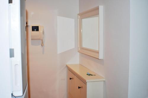 baño pequeño con lavabo y ventana en Apartament Sergi, en Amposta