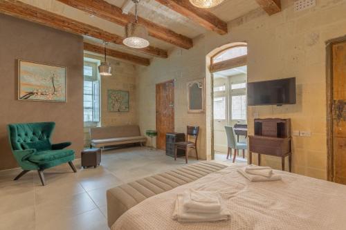 sypialnia z łóżkiem i salon w obiekcie Luciano Al Porto Boutique w mieście Valletta