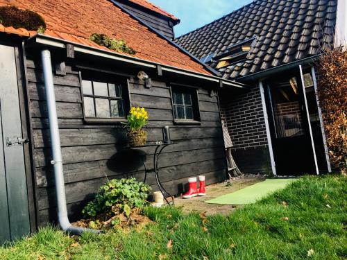 a house with a yard with a house at Onder de Appelboom in Garminge