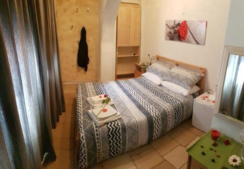 a small bedroom with a bed and a table at Il Daviduccio in Catania
