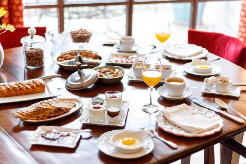a table with breakfast foods and drinks on it at Domaine de Saint-Géry - Teritoria in Lascabanes