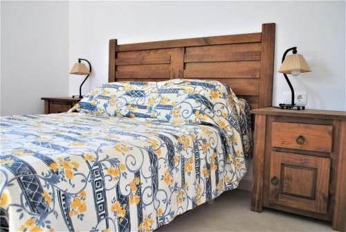 een slaapkamer met een bed met een blauw en wit dekbed bij Villa Llobeta in L'Ametlla de Mar