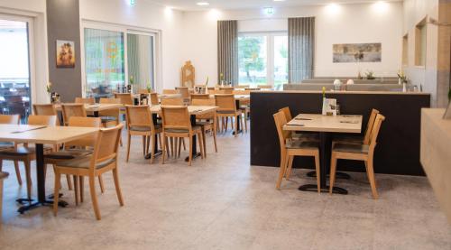 Een restaurant of ander eetgelegenheid bij Gasthof Linde - Hotel Blum