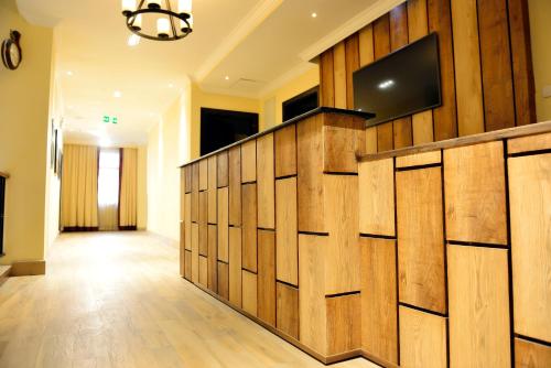 TV a/nebo společenská místnost v ubytování The HUB Hotel