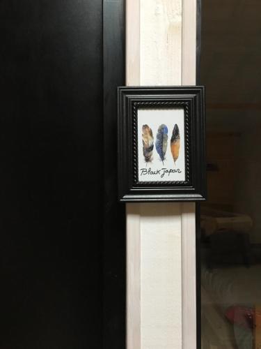 a picture of two birds on a wall at le 25bis in Saint-Martory