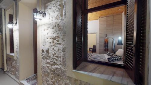 Ett badrum på Porto Enetiko Suites