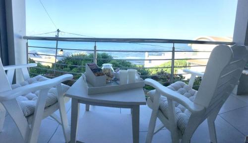 Μπαλκόνι ή βεράντα στο Vermont Hermanus - views, sunny, right on the sea